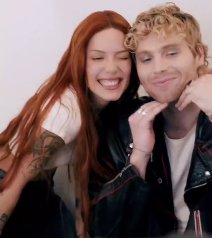 AxelRodriguezzz's tweet photo. Halsey with Luke Hemmings!! 🥹🫶 https://t.co/k1m6YiYbkq