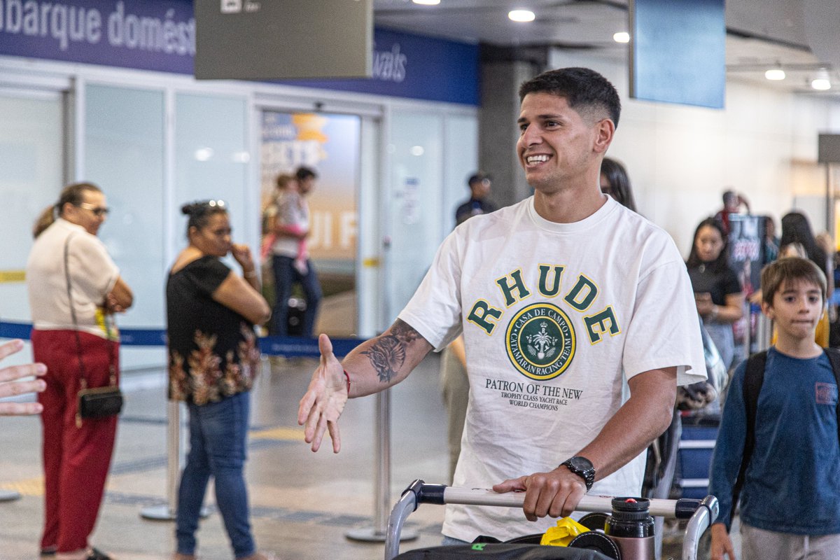 CearaSC's tweet photo. O Barceló chegou! 🔥🏁

Facundo Barceló, novo atacante uruguaio do Vozão, desembarcou hoje (11) no Aeroporto Pinto Martins. 

O atleta foi recepcionado pela nossa comissão e também por torcedores selecionados em campanha.

Seja bem-vindo! Muito sucesso e muitos gols com a camisa do Ceará. 👊🏼⚫⚪

📸 Samuel Felix / Ceará SC

#CearáSC