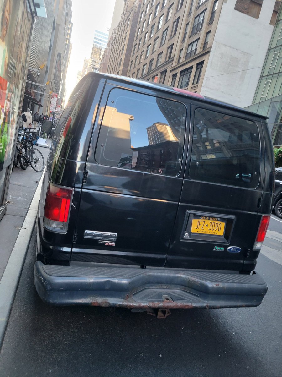 placardabuse's tweet photo. This @NYPDnews #SnatcherVan was parked illegally in the No Standing zone in front of the @NYTimes Building during rush hour this morning.
It has been going on for years, but the Times still won't report on the rampant #PlacardCorruption that continues to take over our streers. https://t.co/yh7F2aWlDA