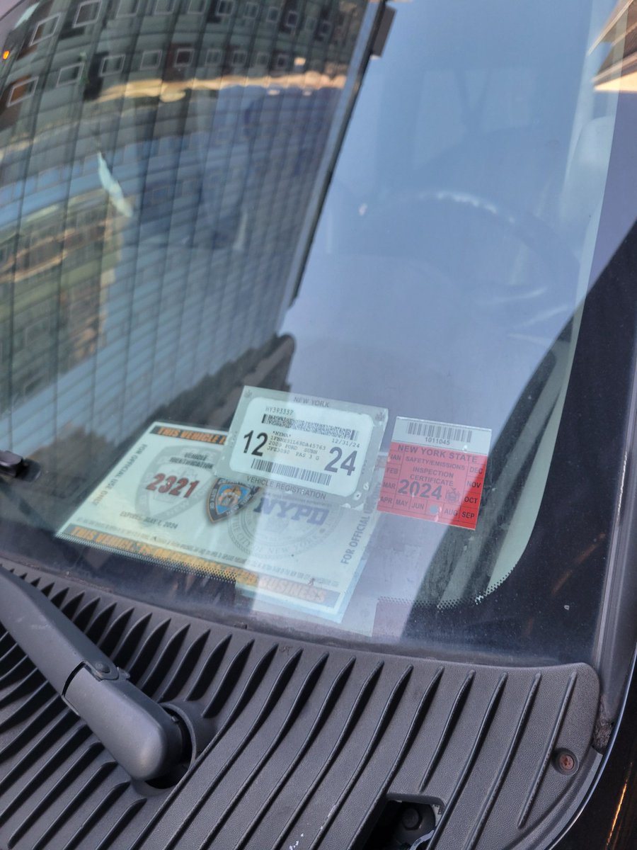 placardabuse's tweet photo. This @NYPDnews #SnatcherVan was parked illegally in the No Standing zone in front of the @NYTimes Building during rush hour this morning.
It has been going on for years, but the Times still won't report on the rampant #PlacardCorruption that continues to take over our streers. https://t.co/yh7F2aWlDA