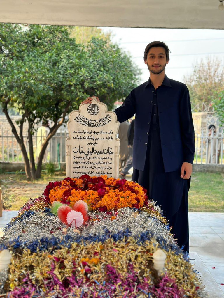 junaidkhann911's tweet photo. رہبر تحریک قائدِ جمہوریت خان عبد الولی خان تہ پہ یو سل شپګمہ کلیزہ باندے 
د هغوی روح  ته د عقیدت سره ګلونه وړاندې کوو

#CelebratingKhanAbdulWaliKhan
#KhanAbdulWaliKhan #WaliKhanTheSymbolofDemocracy https://t.co/o85pDdqeq6