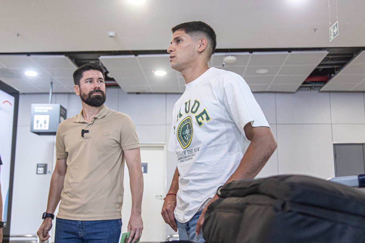 O Barceló chegou! 🔥🏁

Facundo Barceló, novo atacante uruguaio do Vozão, desembarcou hoje (11) no Aeroporto Pinto Martins. 

O atleta foi recepcionado pela nossa comissão e também por torcedores selecionados em campanha.

Seja bem-vindo! Muito sucesso e muitos gols com a camisa
