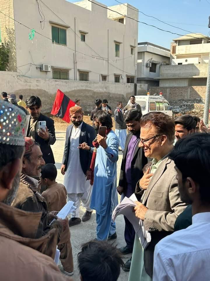 SarbazAyaz's tweet photo. Door to Door Election Work by Ayaz Latif Palijo sb.
#AyazLatifPalijo
#PS60
#Qasimabad
#GDA
#VoteForStar https://t.co/BVURAyVInS