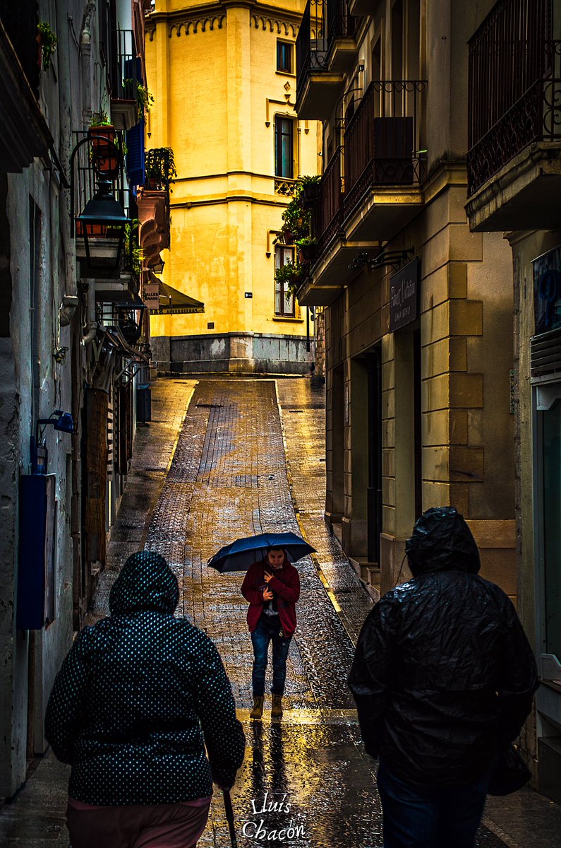 RetallsdeSitges's tweet photo. En el susurro mágico de enero, Sitges despierta con la lluvia, pintando sus calles empedradas con un renacimiento romántico. Este enero es un poema líquido, una oda a la espera satisfecha de la lluvia que acaricia suavemente una tierra sedienta. 😍☔
#Sitges #LluisChacon https://t.co/5DPWn7HRnD