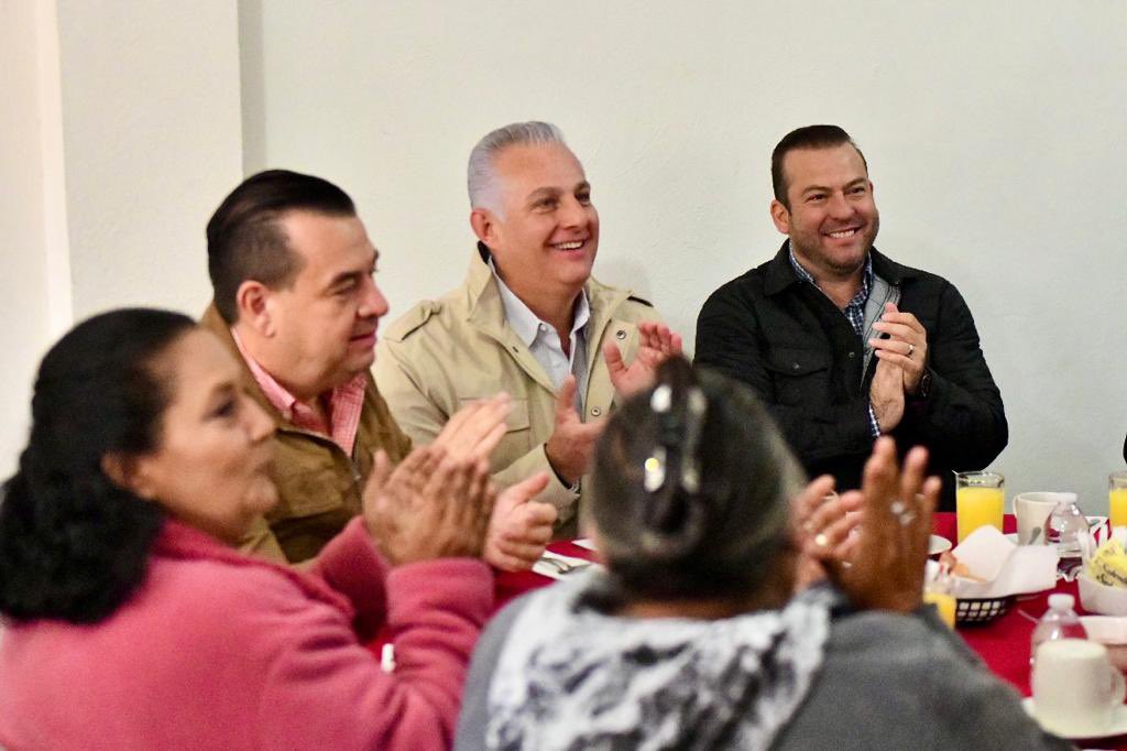 RomanCepeda's tweet photo. Un gusto reunirme en la colonia Las Julietas con amigas del sur oriente de #MiQueridoTorreón❤️. 

Seguiremos recorriendo nuestro municipio para escuchar y atender las diferentes necesidades de cada sector.

#TorreónSiemprePuede 🙌🏻 https://t.co/LkRyoNhLNU