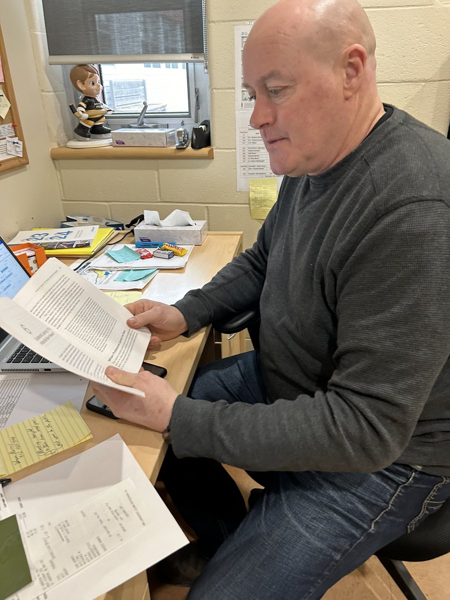 sacseagles's tweet photo. Caught our admin reading today :-) @SRCE_Literacy #catchareader
#love4literacy https://t.co/VY4MD2lcxQ