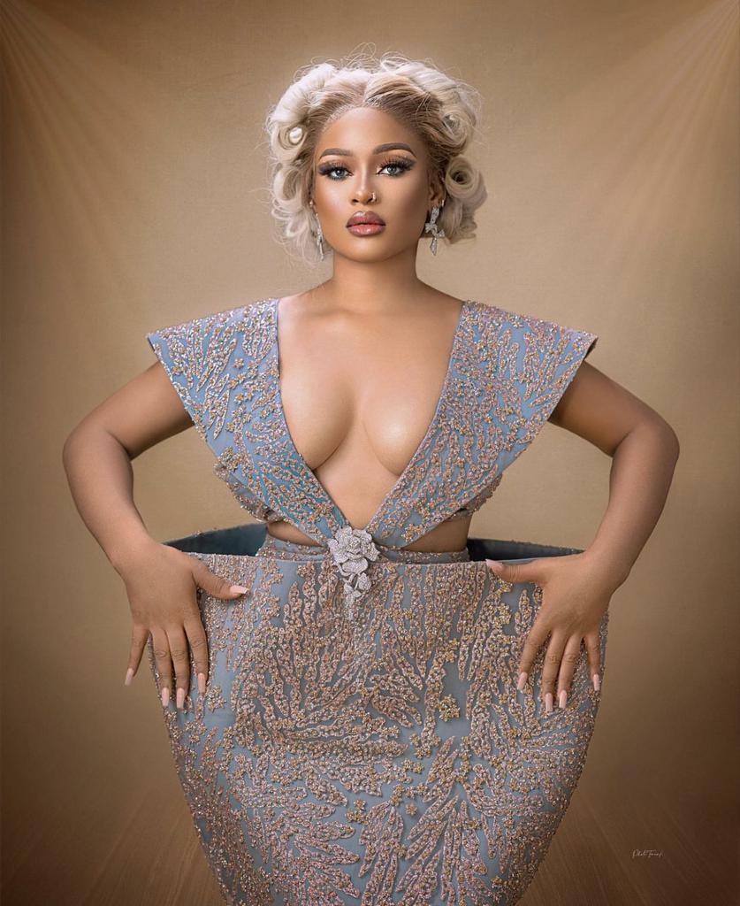Controvers5943's tweet photo. Phyna rejected 5m for a night.
“I went to a club one day, one guy just came to me and said ‘can I spend the night with you for five million naira?’. 
I look am, looked at my manager, I say call your account make I do you N5m make you dey go house” — Phyna.#shes26 https://t.co/R7z22C9OXX