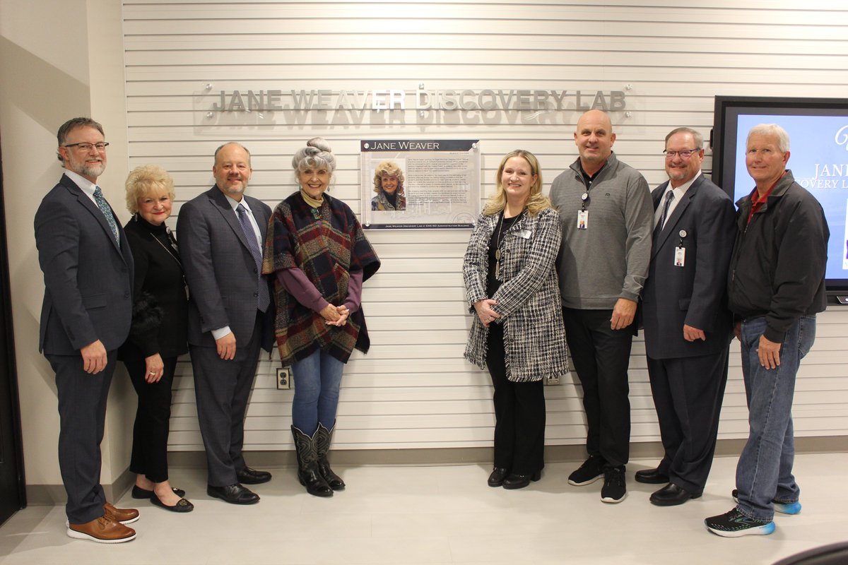 Honoring a legacy of passion for science education, EMS ISD dedicates its innovative Discovery Labs to longtime teachers Jane Weaver and David Prince, celebrating their impactful contributions and commitment to fostering curiosity in students. #EMSproud emsisd.com/DLLCNaming