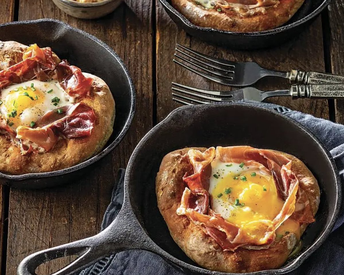 castironsouth's tweet photo. These personal pies are great for breakfast, brunch, or a midnight snack. Find the recipe by visiting https://t.co/334PkSEmTN today!
#southerncastiron #castironcooking #castironbaking #castironrecipe #easyrecipe #homemadepizza #pimientocheese #hamandeggs https://t.co/EBsSEwLFce