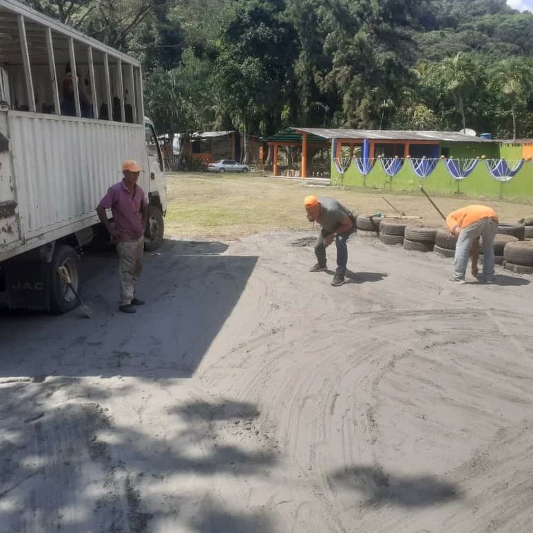 VillegasJobito's tweet photo. Hoy la cancha de bolas criollas de la posada del educador, llegó a un 80% ... mañana seguimos para dar de baja y Reinauguración el próximo lunes... prohibido fallar... Por Venezuela hasta el final https://t.co/jBaBqdA2Jp