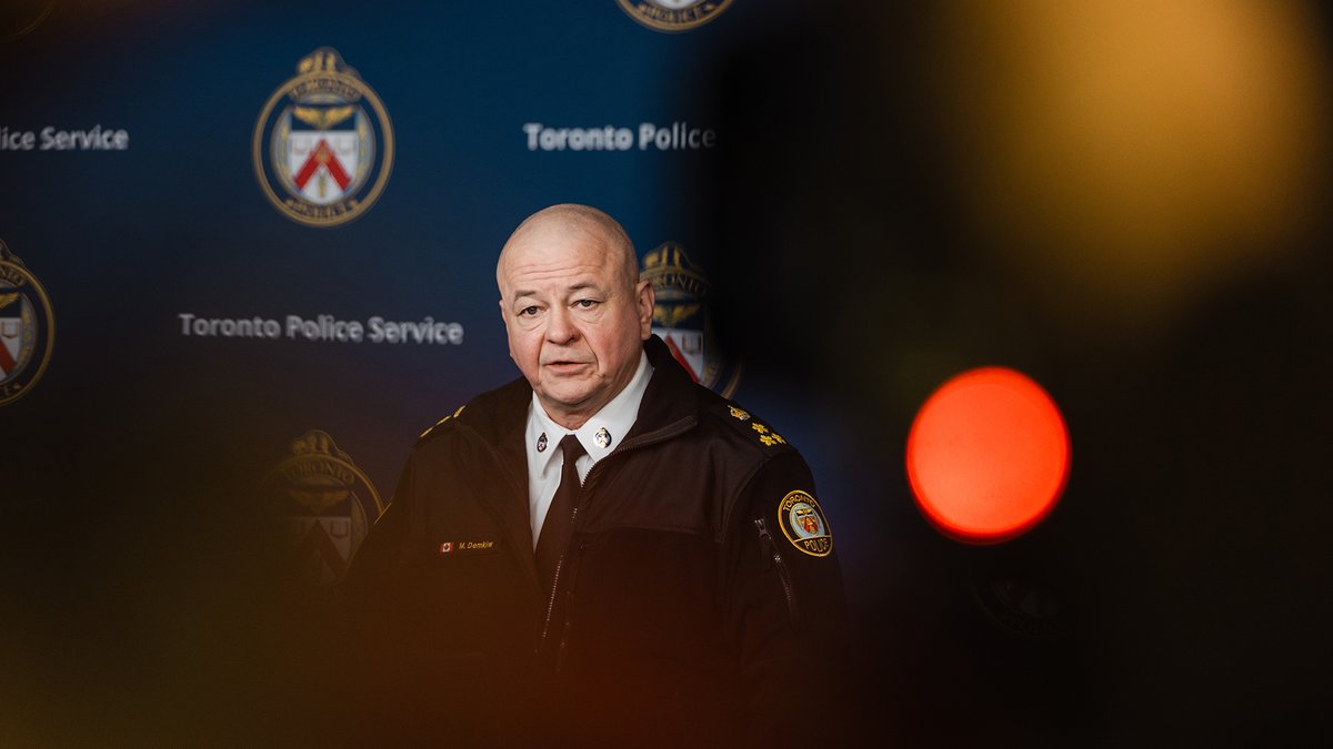 At a news conference @TPSMyronDemkiw made it clear that demonstrations or people congregating on the Avenue Rd. bridge over Highway 401 will be no longer be permitted and there will be arrests if necessary. Read more: tps.ca/media-centre/s…