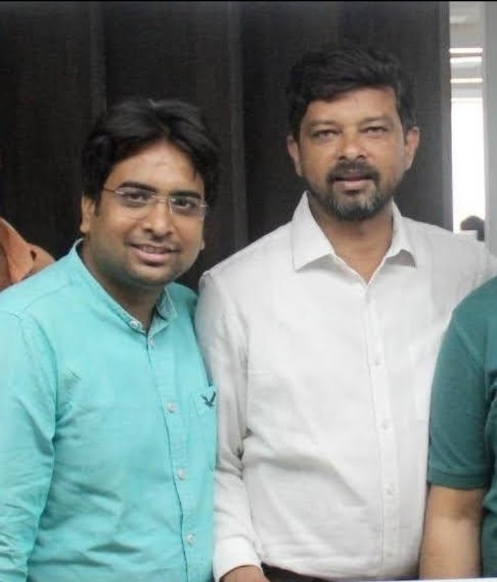 nbtRanvijay's tweet photo. जन्म दिन की बहुत बहुत बधाई छोटे भाई @Pravinrailive 

आपके हुजूर में अर्ज किया है : तेरे लहजे में जी हुजूर नहीं था, इसके अलावा तेरा कोई कुसूर नहीं था।।

इसी तेवर संग बढ़ते रहिए, सफलता की सीढ़ी चढ़ते रहिए। जन्म दिन की बहुत बधाई https://t.co/oH3rYeYfRf