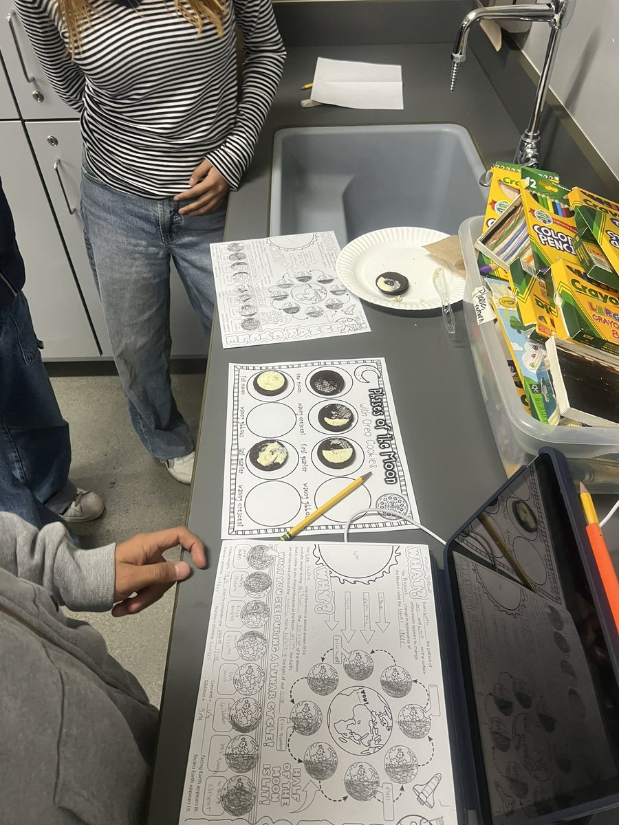 vb_jordan's tweet photo. Happenings in 8th grade Science….. Moon phases with Oreos…. @Oreo #oreocookies #moonphases #createandeat https://t.co/znY5D0QpWF