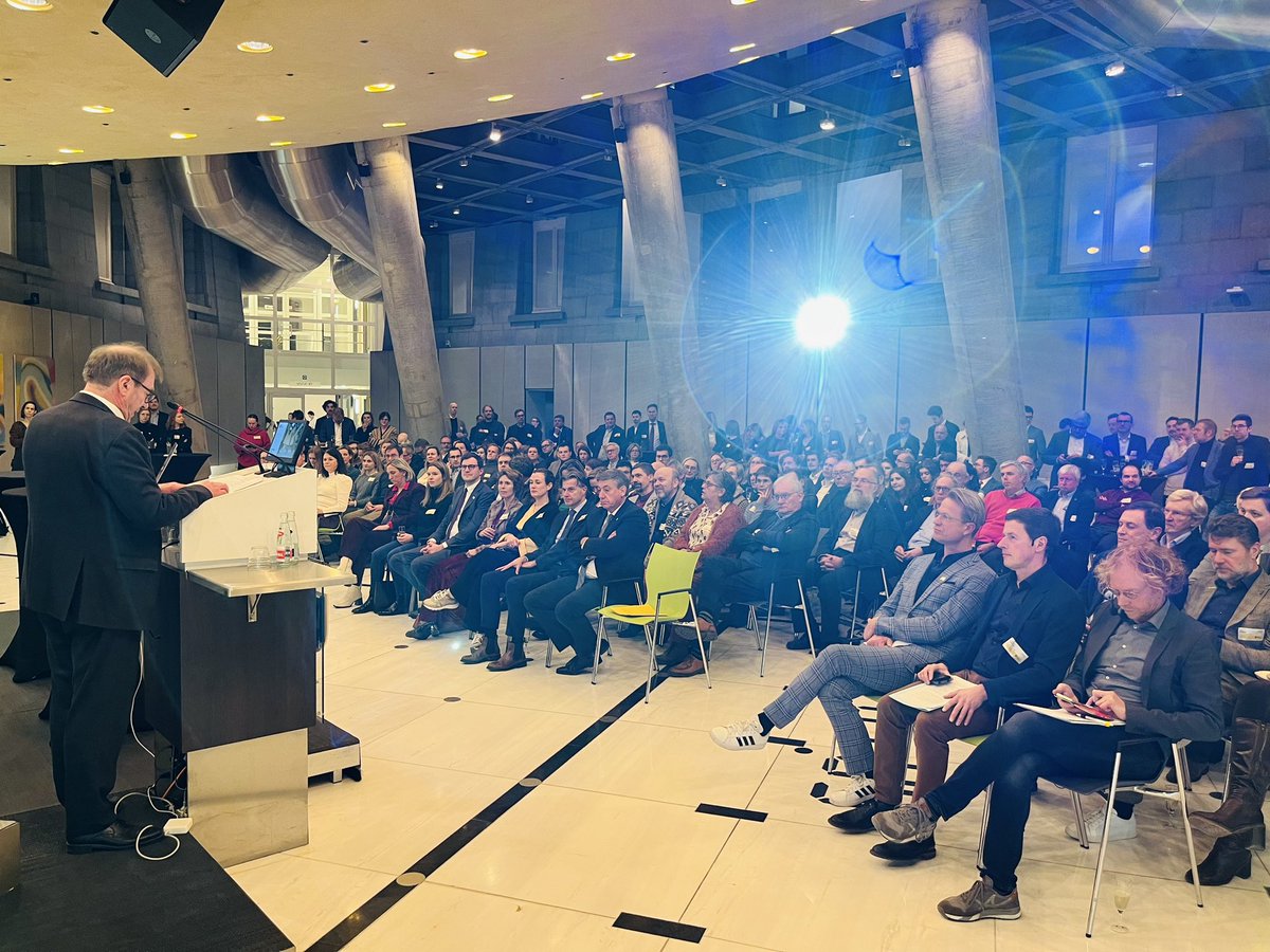 Full house op onze VLEVA-nieuwjaarsreceptie in het Vlaams Parlement vanavond. Onze voorzitter <a href="/DirkRochtus1/">Dirk Rochtus</a> mocht de spits afbijten.
 
Helemaal klaar voor een bijzonder Europees jaar! 🇪🇺
 
#JouwBrugNaarEuropa