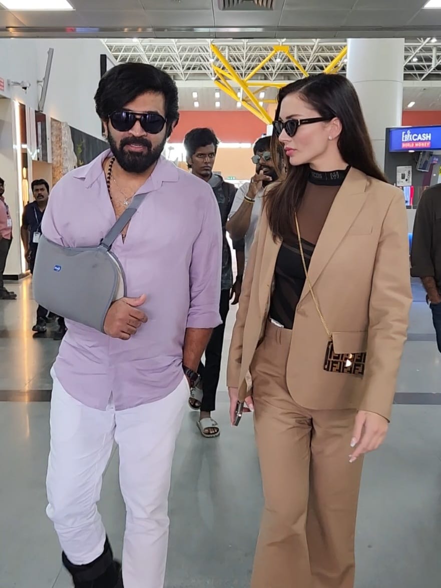 GoldwinSharon's tweet photo. #MissionChapter1 1 day to go...!!!
#MissionChapter1Trailer
|#missionchapter1frompongal
|#MissionChapter1FromJan12
#ArunVijay |#AmyJackson
#Nimishasajayan |#AbiHassan
#JasonShah |#BharatBopanna
Director 📹: #ALVijay (#thalaiva)
Music by 🎵: #GVPrakashKumar https://t.co/nOhHW3hzFL