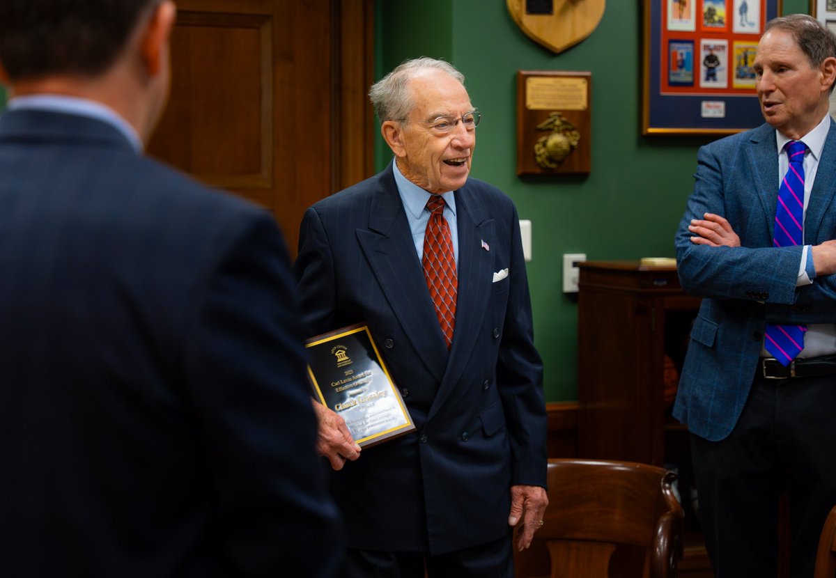 Thx 2 the Carl Levin Center for honoring me & bipart colleagues for our oversight of the US organ donation system I worked w fmr Sen Levin for yrs on WB protections & gov accountability Govt oversight remains 1 of my top priorities & our organ donation reforms will b LIFESAVING