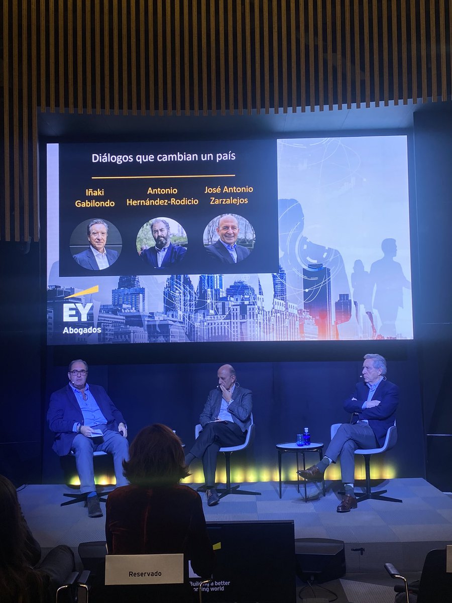 Arranca el evento “Diálogos que cambian un país” en la cúpula de Torre Azca; una tertulia entre <a href="/jazarzalejos/">J.A. Zarzalejos</a>, <a href="/AHRodicio/">Antonio Hernández Rodicio</a> e Iñaki Gabilondo