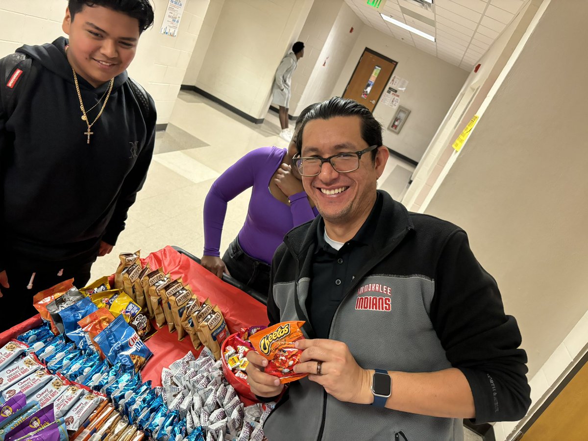LighthouseIHS's tweet photo. The leadership class helped deliver snacks to teachers for “Thankful Thursday” today. @Indians_IHS @TheLeaderinMe https://t.co/Qus1DEm66E
