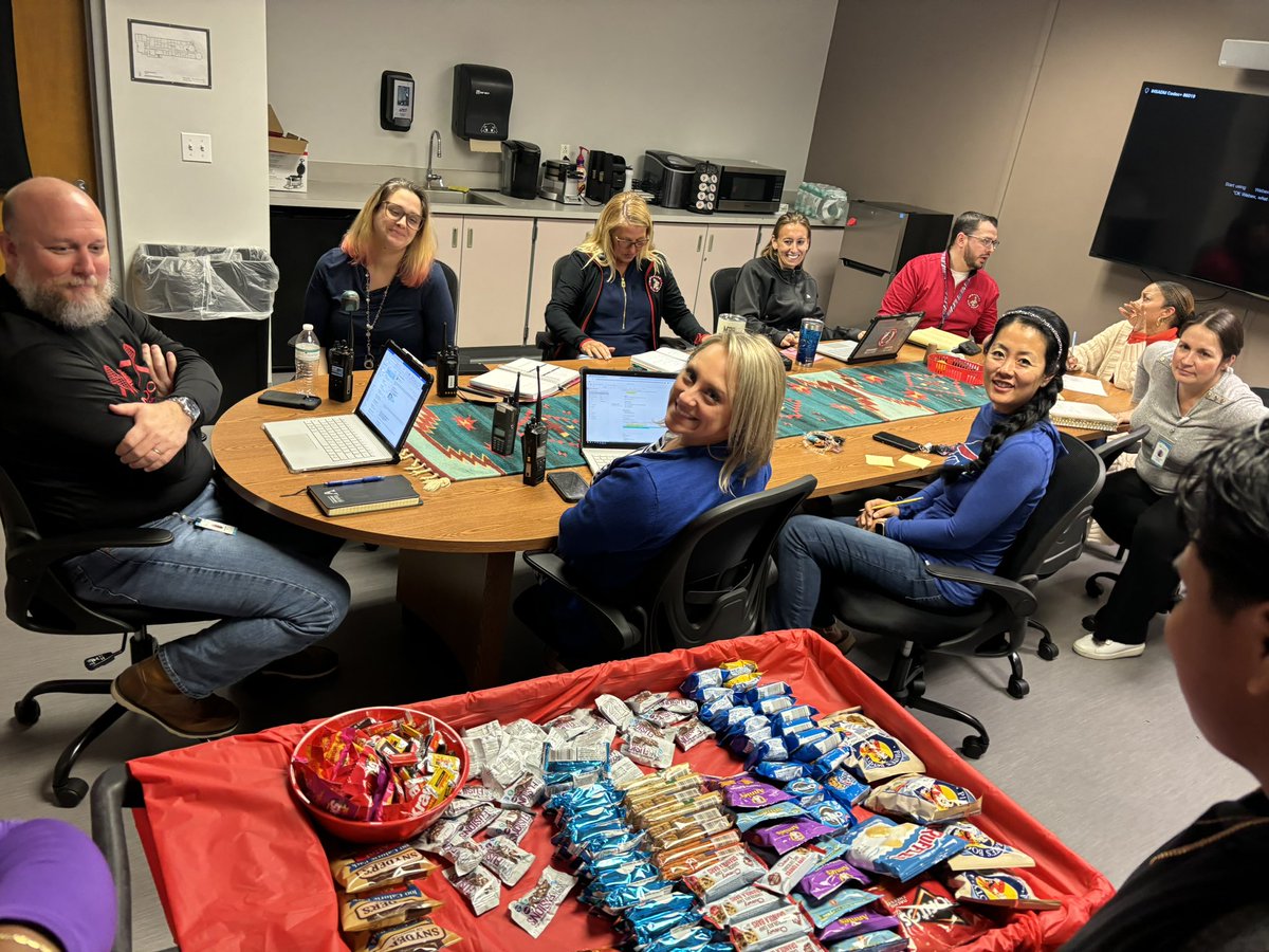 LighthouseIHS's tweet photo. The leadership class helped deliver snacks to teachers for “Thankful Thursday” today. @Indians_IHS @TheLeaderinMe https://t.co/Qus1DEm66E