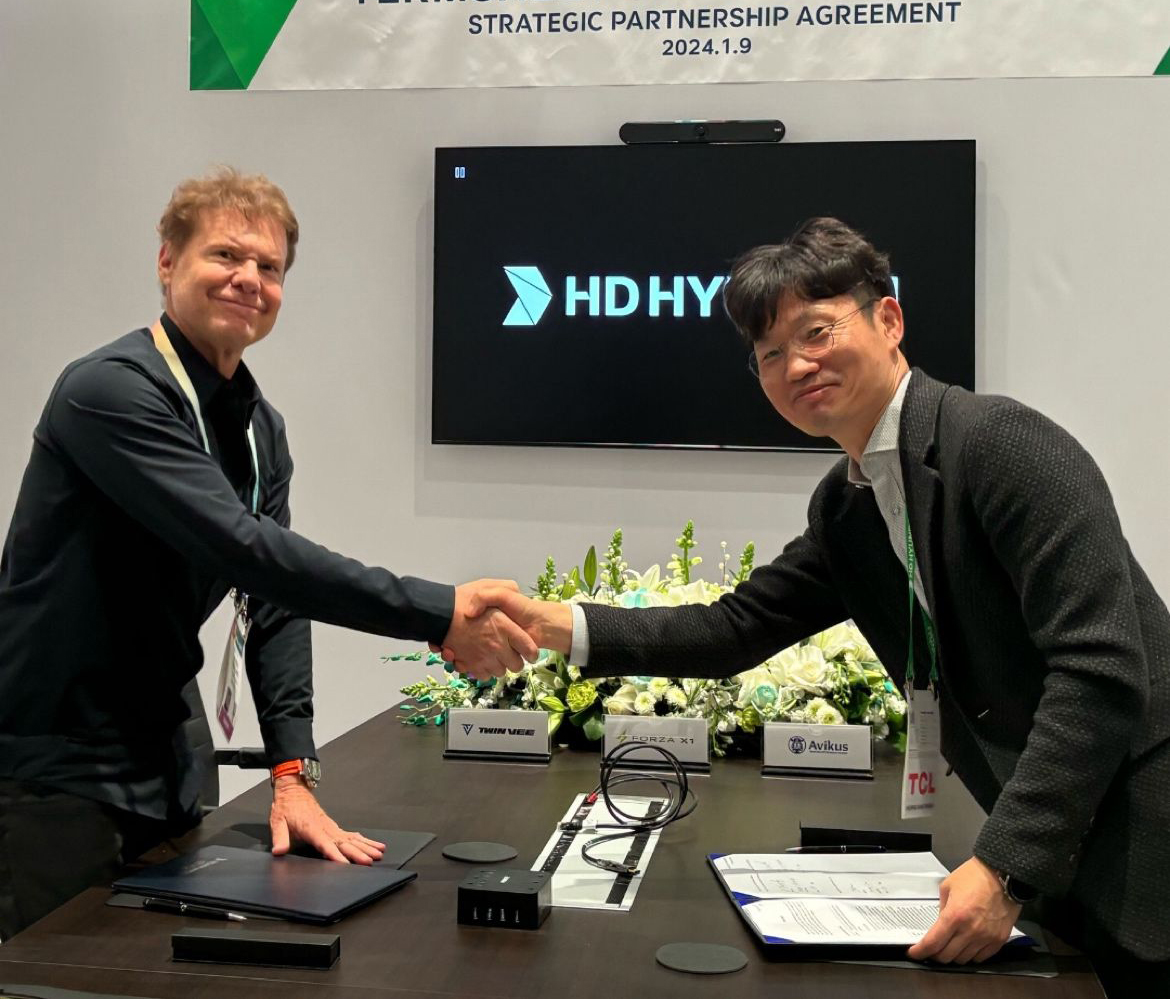 ForzaX1boats's tweet photo. We are excited to announce our strategic partnership agreement with Avikus, a company specializing in autonomous navigation solutions established by HD Hyundai, the world's No. 1 shipbuilder, at #CES.

#electricboat #smartboat #ev #forzax1boats  #CES2024 #avikus #neuboat https://t.co/TANLWpM2qs