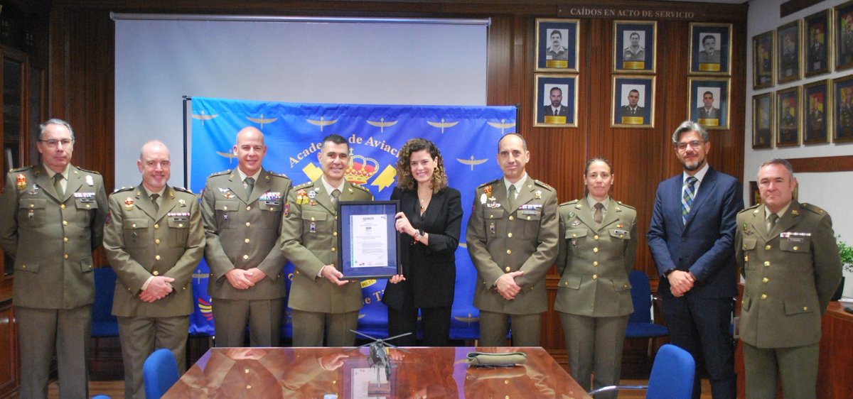 La Academia de Aviación del Ejército de Tierra #ACAVIET recibe de @AENOR el certificado de conformidad de su Sistema de Gestión de la Calidad UNE EN-ISO 9001:2015.
Es la primera vez que un centro docente militar del @EjércitoTierra lo obtiene.
➡️ejercito.defensa.gob.es/unidades/Madri…