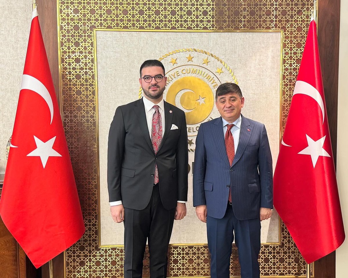 وفي هذا السياق، التقى نائب مدير مبيعات ريكسوس جزيرة قطيفان الشمالية، إيفرين باريش سفريهيسار والوفد المرافق له، 

مع مستشار الشؤون العقارية والقانونية خالد ألفافي، 

وعضو مجلس إدارة رابطة خريجي جامعة الاقتصاد والتكنولوجيا التركية، ياسين أوزجليك.