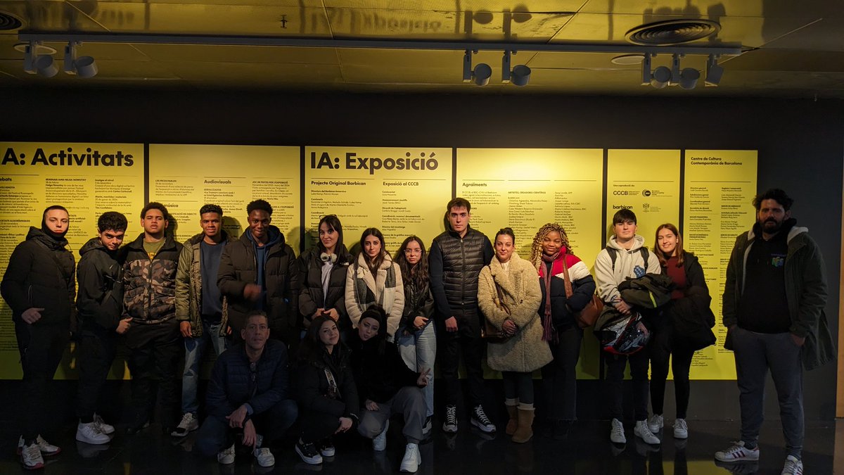 holopiix's tweet photo. 👩‍💻👩‍💻

El grup impulsor d' @holopiix estudia com aplicar la #IA en el #ProjecteFP

📌 @cececebe 
🧠 Intel•ligència Artificial
🕵️‍♂️ @iesteveterradas 

Excel•lent visita per imaginar el futur 💡 amb la presència d'#hologrames

💪💪 Seguim! https://t.co/frgsewKQLQ