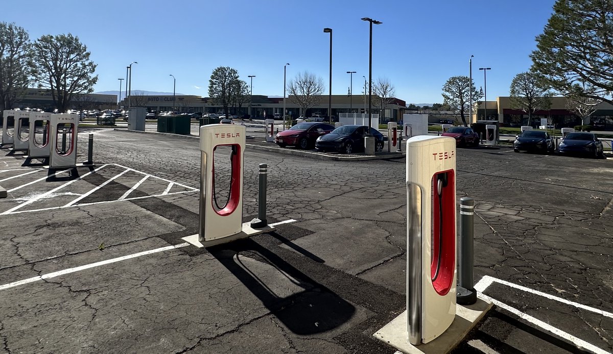 Tesla Charging tweet media