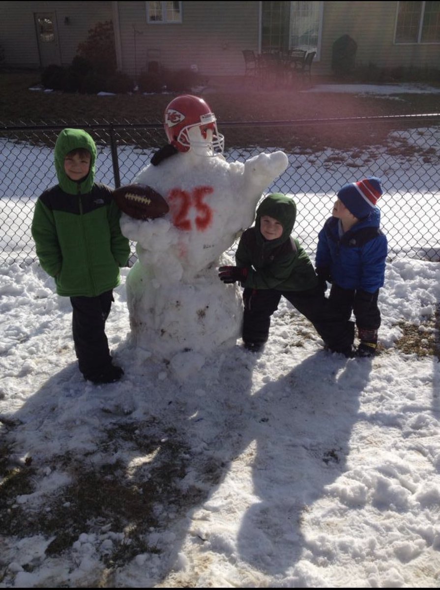 10yrs ago today we built @jamaalcharles the snowman 😂