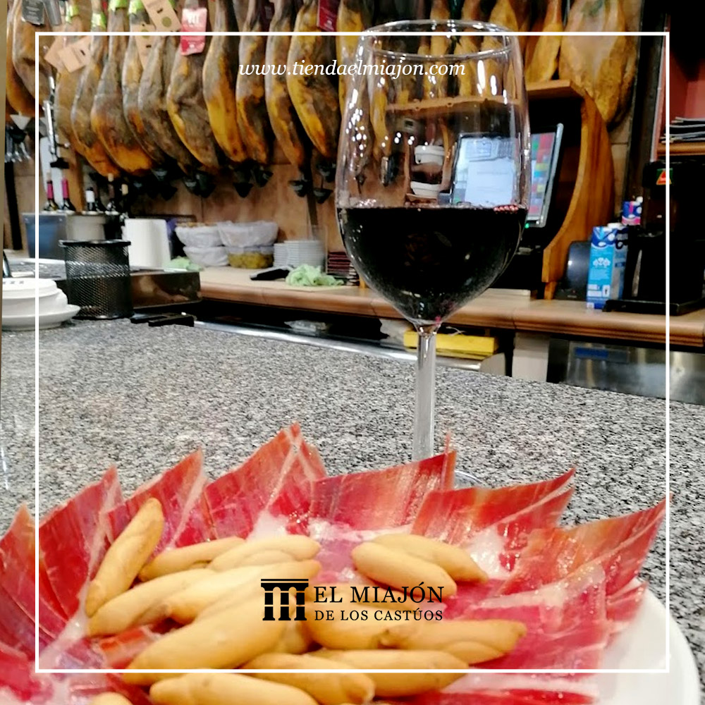 EMCastuos's tweet photo. #ElMiajónDeLosCastúos cada sorbo de nuestro exquisito vino es un viaje de placer, mientras que nuestros bocadillos complementan la experiencia gastronómica perfecta. ¡Descubre la armonía de los buenos momentos y los sabores excepcionales! https://t.co/ERWGovrLbj