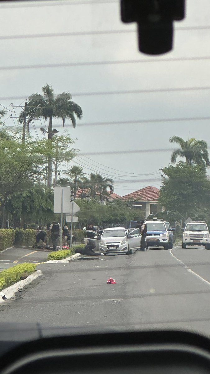 EmergenciasEc's tweet photo. En la vía a Samborondon la Policía neutralizo a unos delincuentes qué venían huyendo en un vehículo https://t.co/m80I9v8aUq