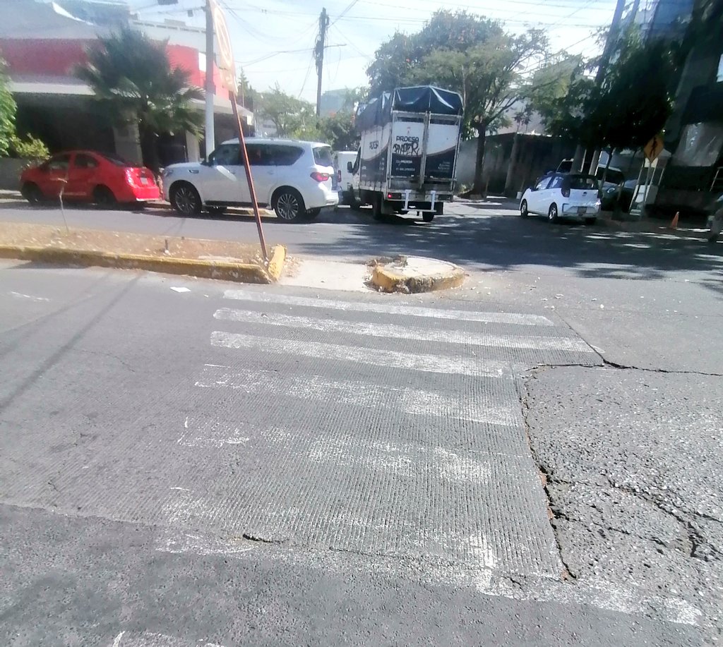 GdlYaya's tweet photo. ¿Y el cruce peatonal? Av. Providencia esquina con Bogotá en Providencia. @GdlMovilidad @Pierovegayahooc @conVIVEgdl @JavyPAGdl https://t.co/75hsFhDgRN
