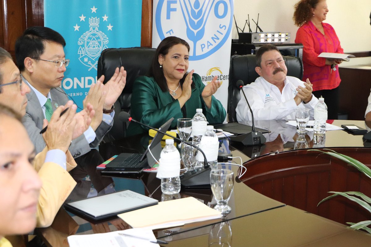FAOHonduras's tweet photo. Como acción del Proyecto #SoilFER, @saghonduras lanza la Red Nacional de Laboratorios de Suelos en Honduras (HONSOLAN), vinculada a la Red Global de Laboratorios de la @FAO GLOSOLAN. El Dr. @LI_Lifeng_FAO, Director de @FAOLandWater acompañó a la ministra @LauraSuazoT. https://t.co/OH0HFPH9id