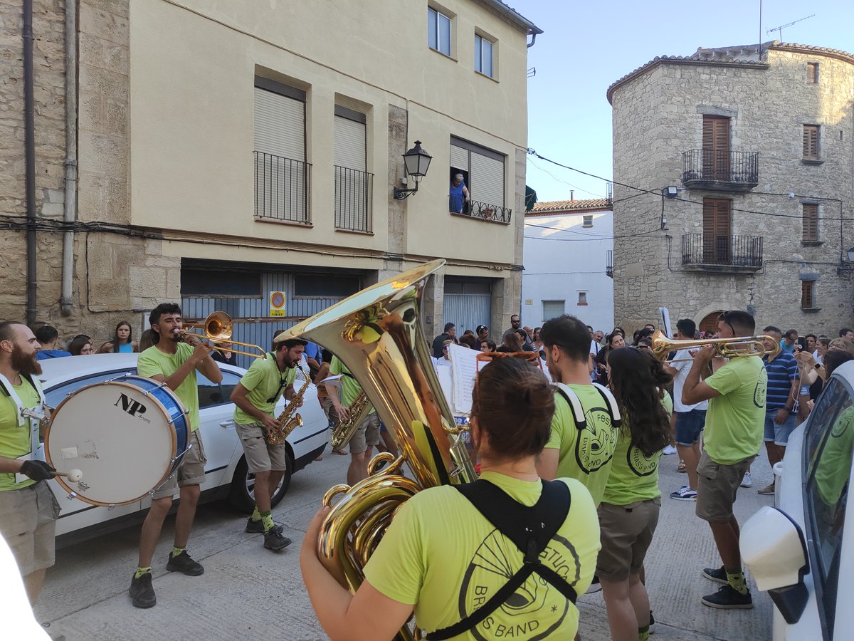 ✨La xaranga està a punt de petar-ho aquest 2024! 💥 Amb ganes de festa i molta marcha, els primers bolos seran pura festa i disfresses. 🎭🥳 Prepareu-vos per una dosi de diversió i riures a dojo aquest Carnaval! 🎶 No us ho perdeu!
#festucs #brass #band #musics #musica #xaranga