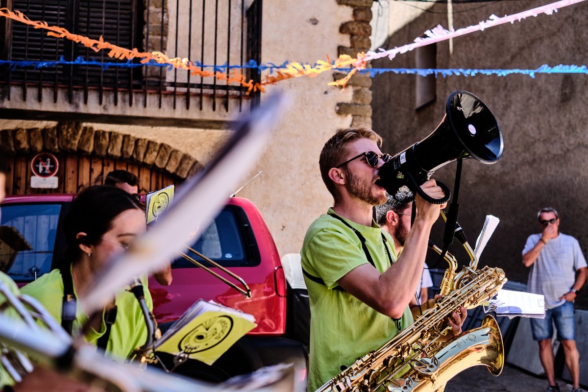 BB_Festucs's tweet photo. ✨La xaranga està a punt de petar-ho aquest 2024! 💥 Amb ganes de festa i molta marcha, els primers bolos seran pura festa i disfresses. 🎭🥳 Prepareu-vos per una dosi de diversió i riures a dojo aquest Carnaval! 🎶 No us ho perdeu!
#festucs #brass #band #musics #musica #xaranga https://t.co/xc24JqvlS0