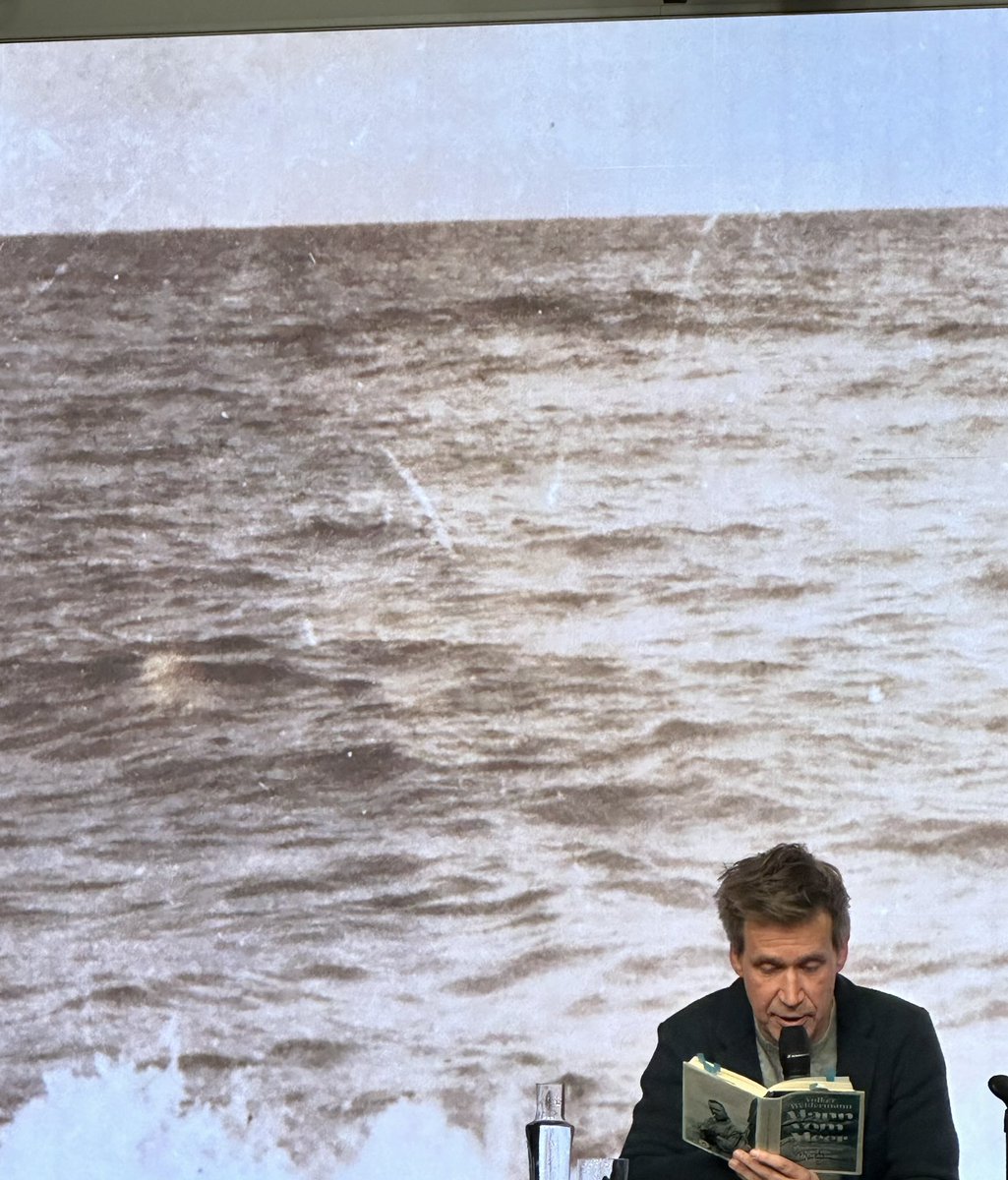 Axel Höpner (@axhoepner) on Twitter photo „Selbst in den dunkelsten Momenten hatte das Meer auch diesen erlösenden Charakter für ihn.“ <a href="/VWeidermann/">Volker Weidermann</a> liest aus seinem Thomas-Mann-Buch „Mann vom Meer“ im <a href="/LithausMUC/">LiteraturhausMünchen</a> . „Selbst in den dunkelsten Momenten hatte das Meer auch diesen erlösenden Charakter für ihn.“ <a href="/VWeidermann/">Volker Weidermann</a> liest aus seinem Thomas-Mann-Buch „Mann vom Meer“ im <a href="/LithausMUC/">LiteraturhausMünchen</a> .