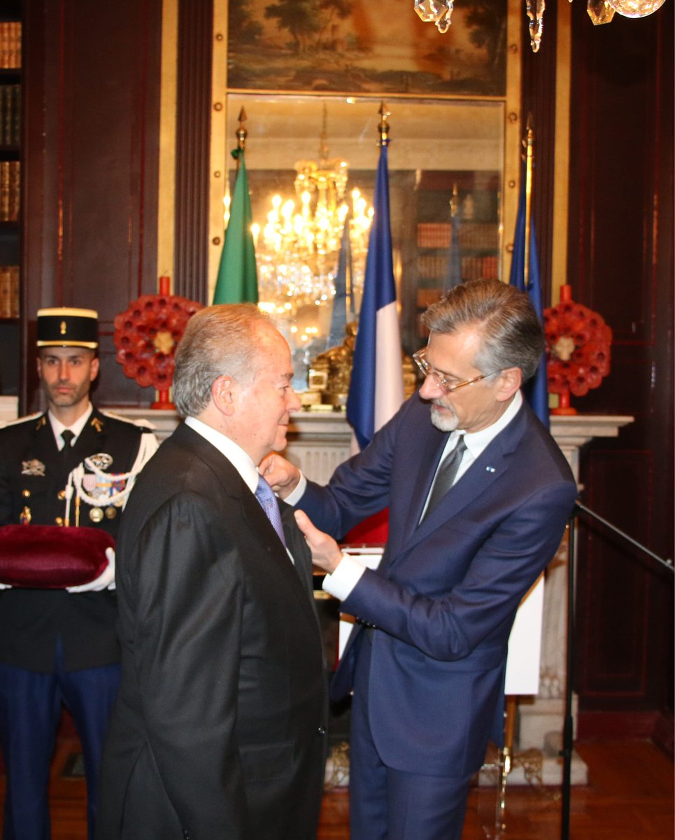 ClubFranceMx's tweet photo. El Embajador, Jean-Pierre Asvazadourian condecoró al presidente de @ClubFrance el Sr. Albert Weill, como Caballero de la Legión de Honor. Subrayó que ha sido un promotor constante del intercambio cultural, deportivo y gastronómico entre las culturas 🇫🇷 y🇲🇽.
@FranciaenMexico https://t.co/PlVljszCzn