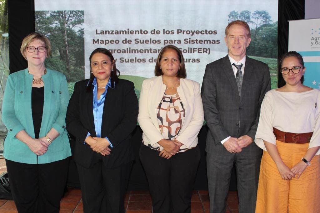 LauraSuazoT's tweet photo. Honduras contará con un mapeo digital de suelos. Con @FAO, @BiovIntCIAT_esp, @CGIAR y @USAID lanzamos 2 proyectos: Soil Fert y Suelos de Honduras que responden al Programa Nacional de Suelos que plantea la Política del Sector Agroalimentario 2023-2043 #UnidosPorElAgro https://t.co/gCn6pQ1czH