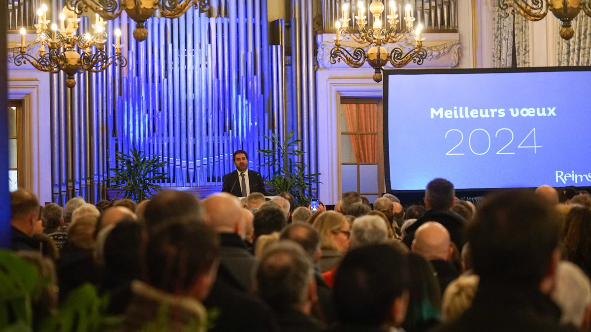 VilledeReims's tweet photo. Présentation des #vœux de la ville de #Reims. L'occasion pour @ArnaudRobinet, maire de #Reims, de rappeler les grands projets en cours et à venir, tels que les #BergesdeReims, le nouveau quartier du Port Colbert ou encore le réaménagement de la #VoiedesSacres. https://t.co/8J1oO5efs8