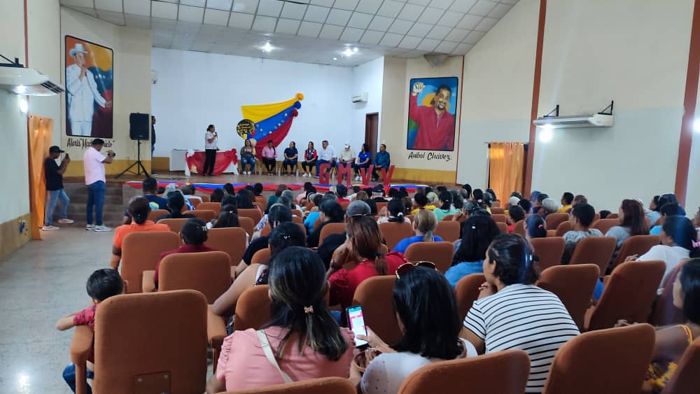 SoyPsuvBarinas's tweet photo. #EnFotos | ¡Justicia social! Con la entrega de 72 títulos de tierra para las comunidades de José Félix Rivas y urbanismo Alberto Arvelo Torrealba.

#11Ene 
@Alexanderpsuvs1
#VenezuelaAvanzaEnPaz https://t.co/yAAnQFUZif