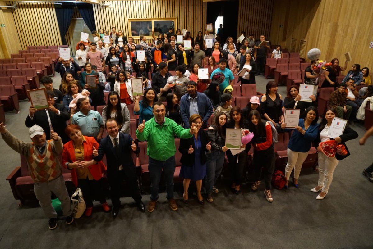 rrppcastro's tweet photo. Reafirmando su compromiso con la capacitación permanente como herramienta para el crecimiento personal y familial, el alcalde Juan Eduardo Vera lideró en una emotiva ceremonia de titulación de 64 vecinos que completaron la enseñanza media.

Detalles en: https://t.co/lNjBUQYlqZ https://t.co/IypavU5QXB