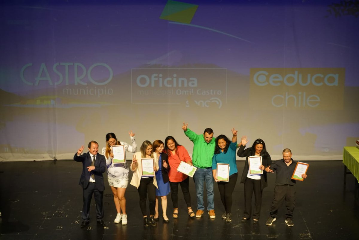 rrppcastro's tweet photo. Reafirmando su compromiso con la capacitación permanente como herramienta para el crecimiento personal y familial, el alcalde Juan Eduardo Vera lideró en una emotiva ceremonia de titulación de 64 vecinos que completaron la enseñanza media.

Detalles en: https://t.co/lNjBUQYlqZ https://t.co/IypavU5QXB