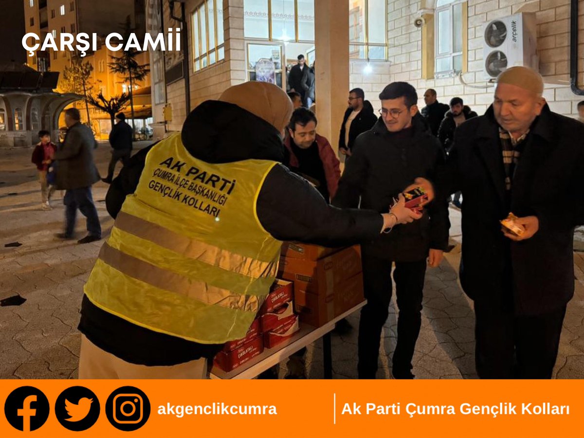 akgenclikcumra's tweet photo. 📍Merkez Camilerimiz 

Mübarek #RegaipKandili vesileyle, yatsı namazı sonrası cemaatin kandillerini tebrik edip Gençlik Kolları olarak  ikramlarda bulunduk.

Rabbim bu gece hürmetine birliğimizi daim etsin. 🤝 https://t.co/C1uOtxa79n