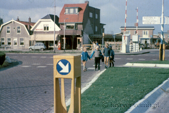 Zo was het vroeger in het centrum van #DeMeern rond de #Meernbrug in 1960 en in 1963, zonder en met de #Castellumlaan. Meer foto's in onze #Collectiebank: vmhl.collectiebank.nl #dorpsgezicht