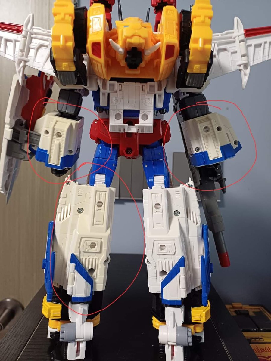 digbysaurus's tweet photo. Just saw this on TFW. Apparent #yellowing on HasLab Victory Saber #Transformers https://t.co/kZBHmdNaDl