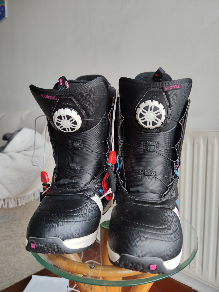 AnaGarciaMarcos's tweet photo. Vendo botas de snow. 
Número 40.5
Sin usar
Con la Caja original
Precio:110€

Pero todo se puede negociar jj https://t.co/zNyjC3S7FK