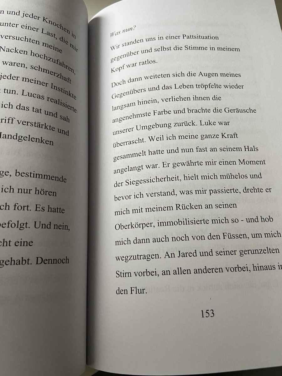 Sim0naD0brescu's tweet photo. Ihr Lieben,

Wer von euch hat den letzten Band der Unterwelt-Reihe schon gelesen? Für alle anderen gilt: „Verflucht. Verschworen.“ ist der Auftakt zu Lucas’ Trilogie und damit auch der Abschluss der Unterwelt-Reihe 🌹🥀.

https://t.co/KKLBUXO1B1 ❤️‍🔥 https://t.co/UDBtqZAnN4
