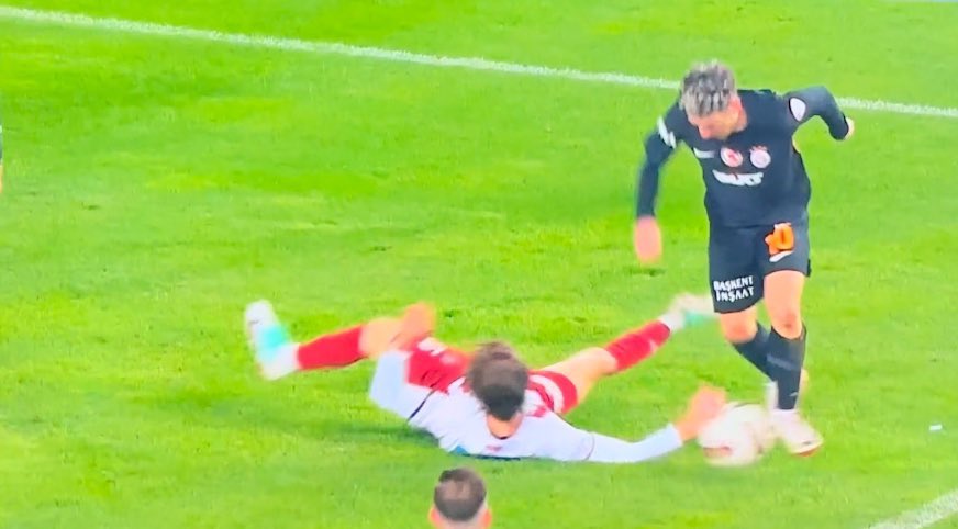 Türk futbolunun yüz karaları, bugün yine yeni yeniden Galatasaray’ın penaltısı ve 3 puanı gasp edilmiştir, size karşı olan mücadelemiz artık daha sert OLACAK!!! #OperasyonÇocukları