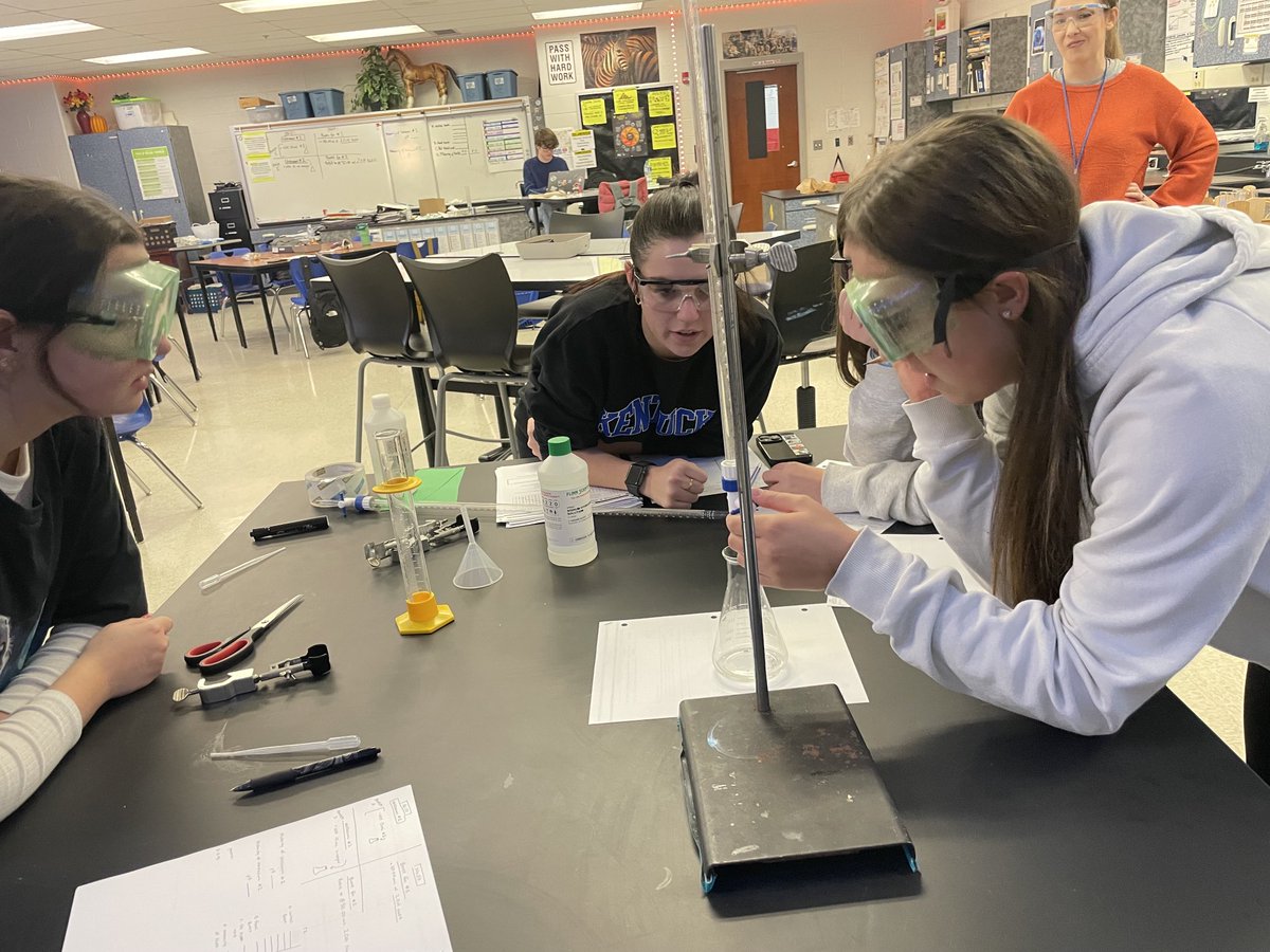 ACSLearns's tweet photo. Students working on their titration skills in AP Chemistry. https://t.co/2mPLIBiwrP
