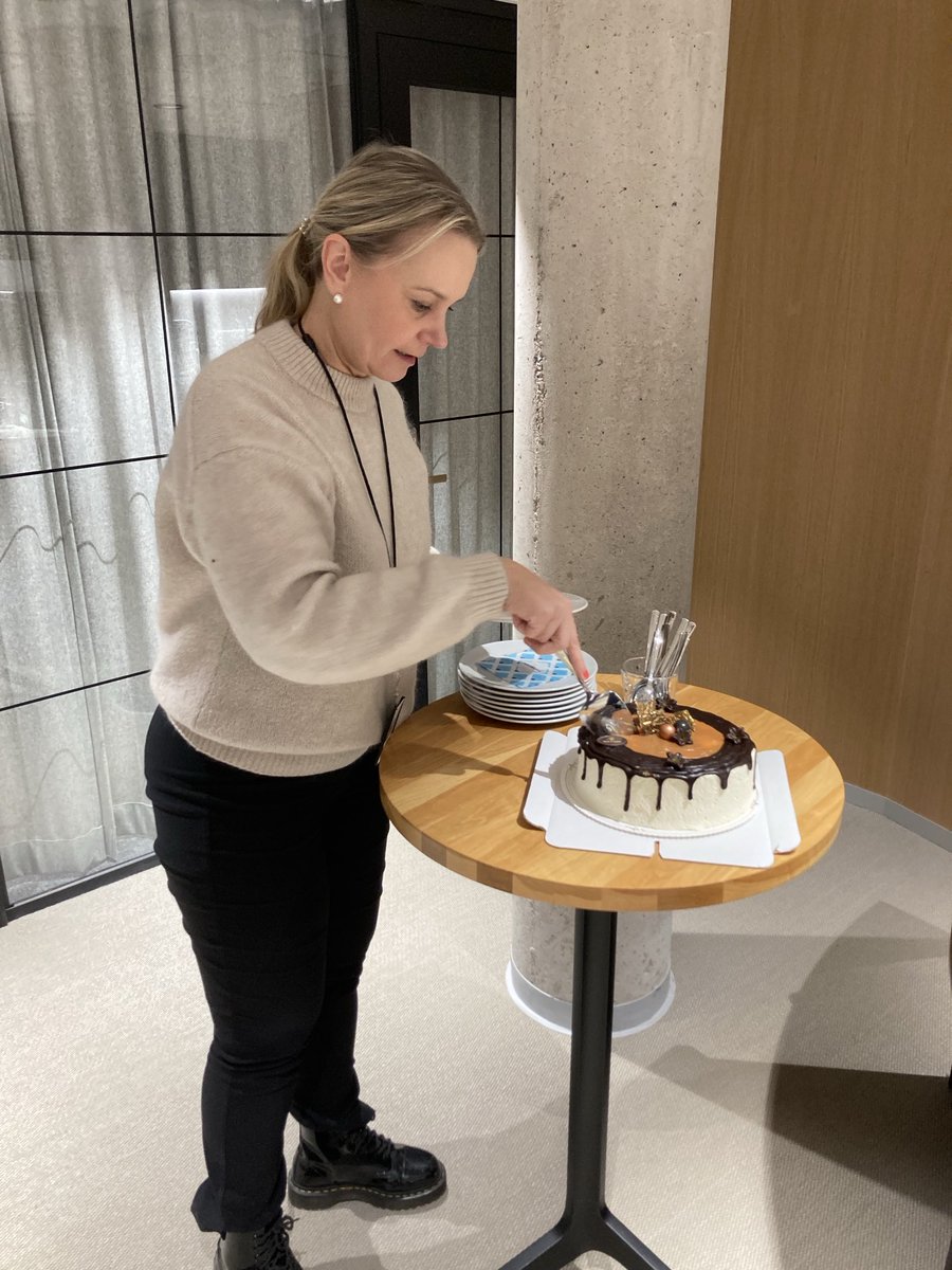 Aamun avaus tiimin yhteisillä kakkukahveilla🎂 Onnittelulaulun ja halausten jälkeen juhlakalu Lotta ensimmäisenä kakun kimpussa😊👍